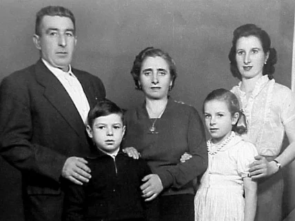 У знаменитого хоккеиста Харламова мать Бегония из Испании, там у него много родных RUSSPAIN
