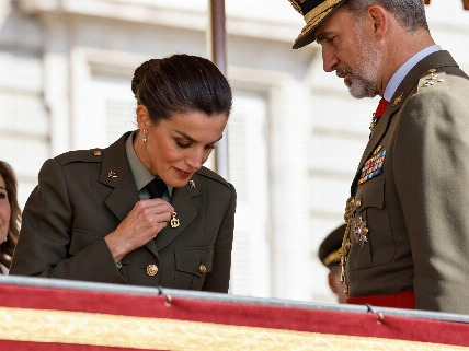 Леонор подняла упавший знак ордена на параде 12 октября RUSSPAIN.RU