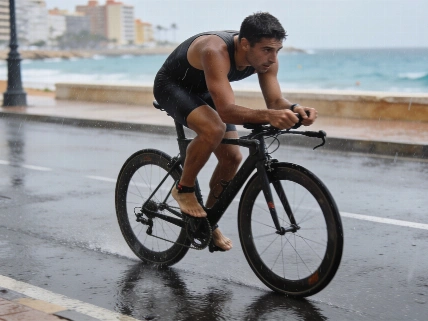 Дождь проверил участников Ironman 70.3 в Малаге RUSSPAIN.RU