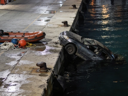 Две женщины погибли при падении автомобиля в море в Альхесирасе RUSSPAIN.RU