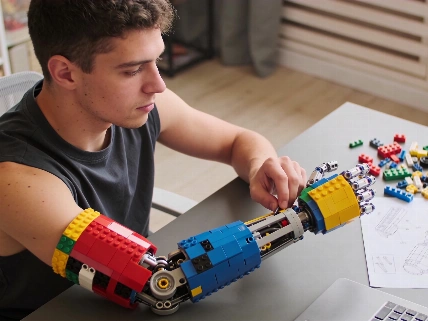 Парень из Андорры собрал первую в мире протезу из LEGO — и попал в Книгу рекордов RUSSPAIN.RU