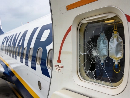 Пассажир едва не выпал из окна Ryanair во время рейса в Германию RUSSPAIN
