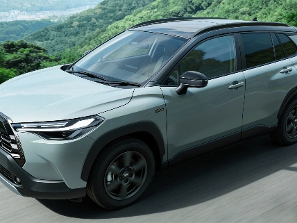 Toyota Corolla Cross Z Adventure: юбилейная версия с лицом Land Cruiser RUSSPAIN