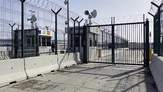 Власти Испании привлекли военных из-за наплыва мигрантов в Сеуте RUSSPAIN