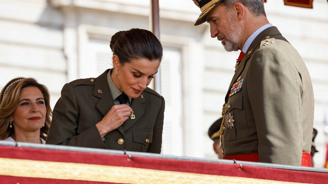 Леонор подняла упавший знак ордена на параде 12 октября RUSSPAIN.RU
