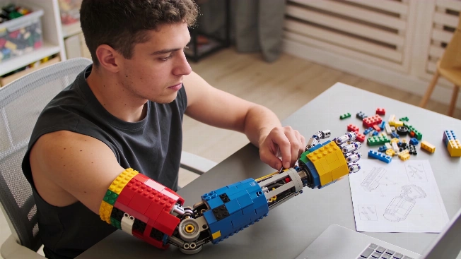 Парень из Андорры собрал первую в мире протезу из LEGO — и попал в Книгу рекордов RUSSPAIN.RU