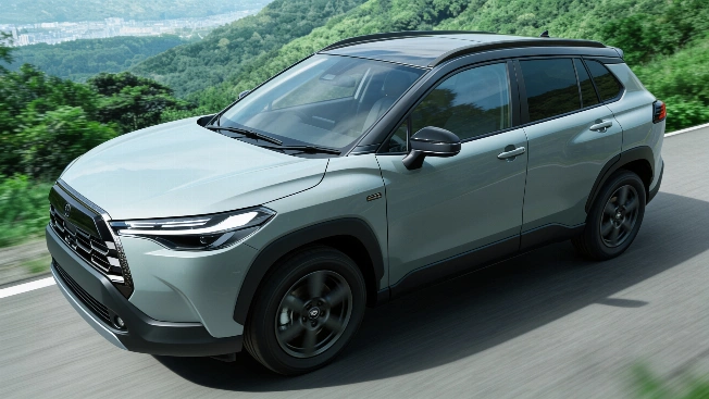 Toyota Corolla Cross Z Adventure: юбилейная версия с лицом Land Cruiser RUSSPAIN