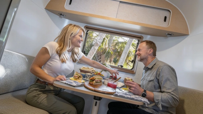 Airstream выпустила мини-караван с кухней и спальней для двоих RUSSPAIN