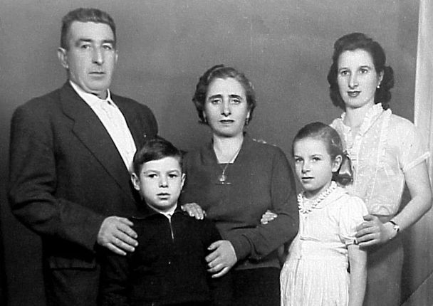 У знаменитого хоккеиста Харламова мать Бегония из Испании, там у него много родных RUSSPAIN