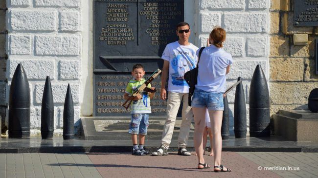 Иллюстрация в украинском издании: туристы из России в Севастополе RUSSPAIN