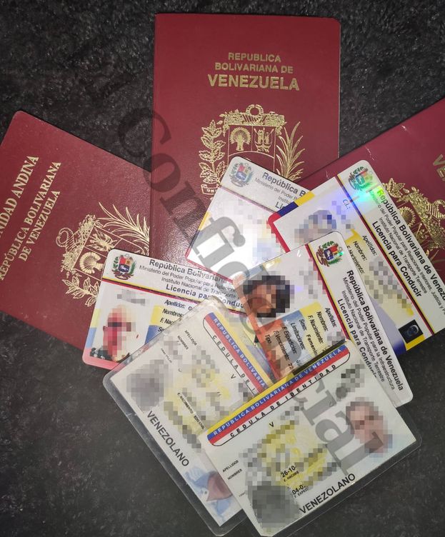 Foto: Algunos de los documentos intervenidos. (EC) RUSSPAIN