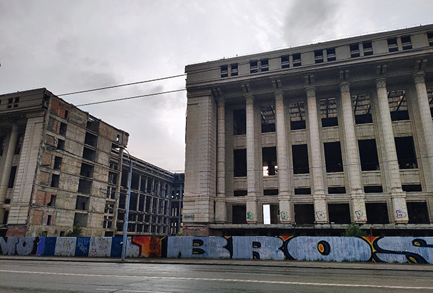 Колоссальный недострой времен Чаушеску — музей коммунизма. Лучшей аллегории не придумаешь: его строили, не смогли завершить, теперь он стоит мертвым грузом, и никто не знает, что с ним делать, — у города нет средств ни достроить его, ни снести RUSSPAIN
