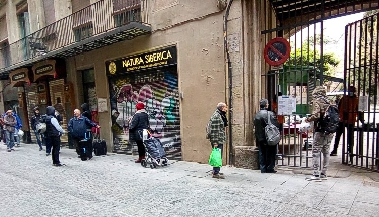 В Барселоне выстраиваются длинные очереди за бесплатной едой RUSSPAIN