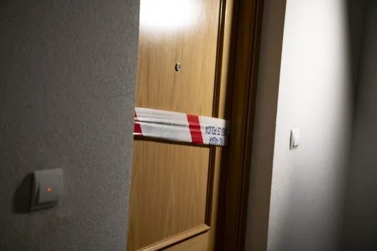 Дверь в квартиру опечатала полиция RUSSPAIN