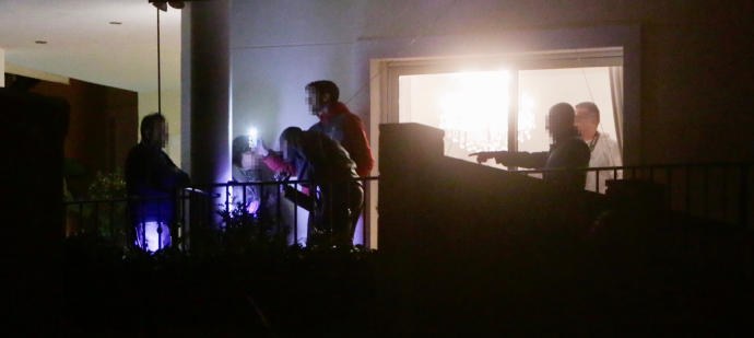 На месте происшествия.. Agentes de la Guardia Civil, anoche, durante la inspección del chalé. RUSSPAIN