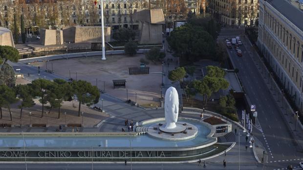 «Julia», de Jaume Plensa, erigida sobre el antiguo pedestal de la plaza de Colón RUSSPAIN