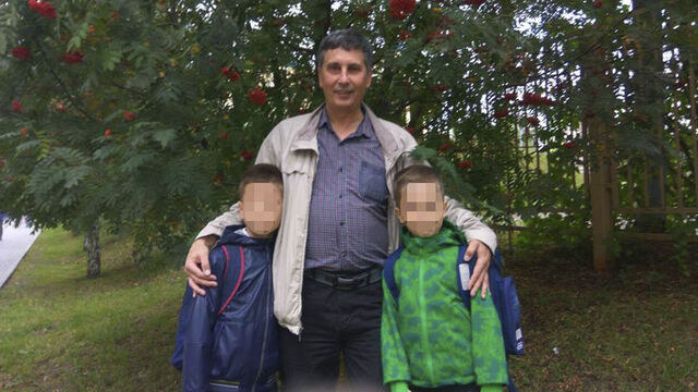 Joseph K., el padre de Karoline, junto a sus dos hijos. RUSSPAIN