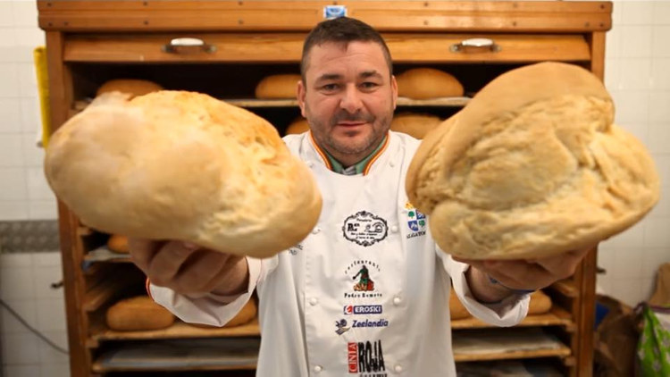 Juan Manuel Moreno, panadero y propietario de la panadería Pan Piña. FOTO: PANADERÍA PAN PIÑA. RUSSPAIN
