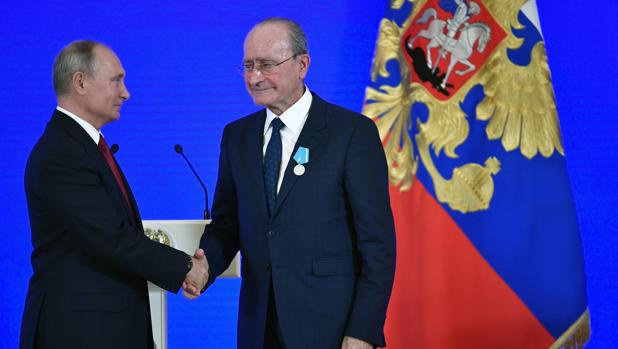Путин наградил мэра испанской Малаги Франсиско де ла Торре RUSSPAIN