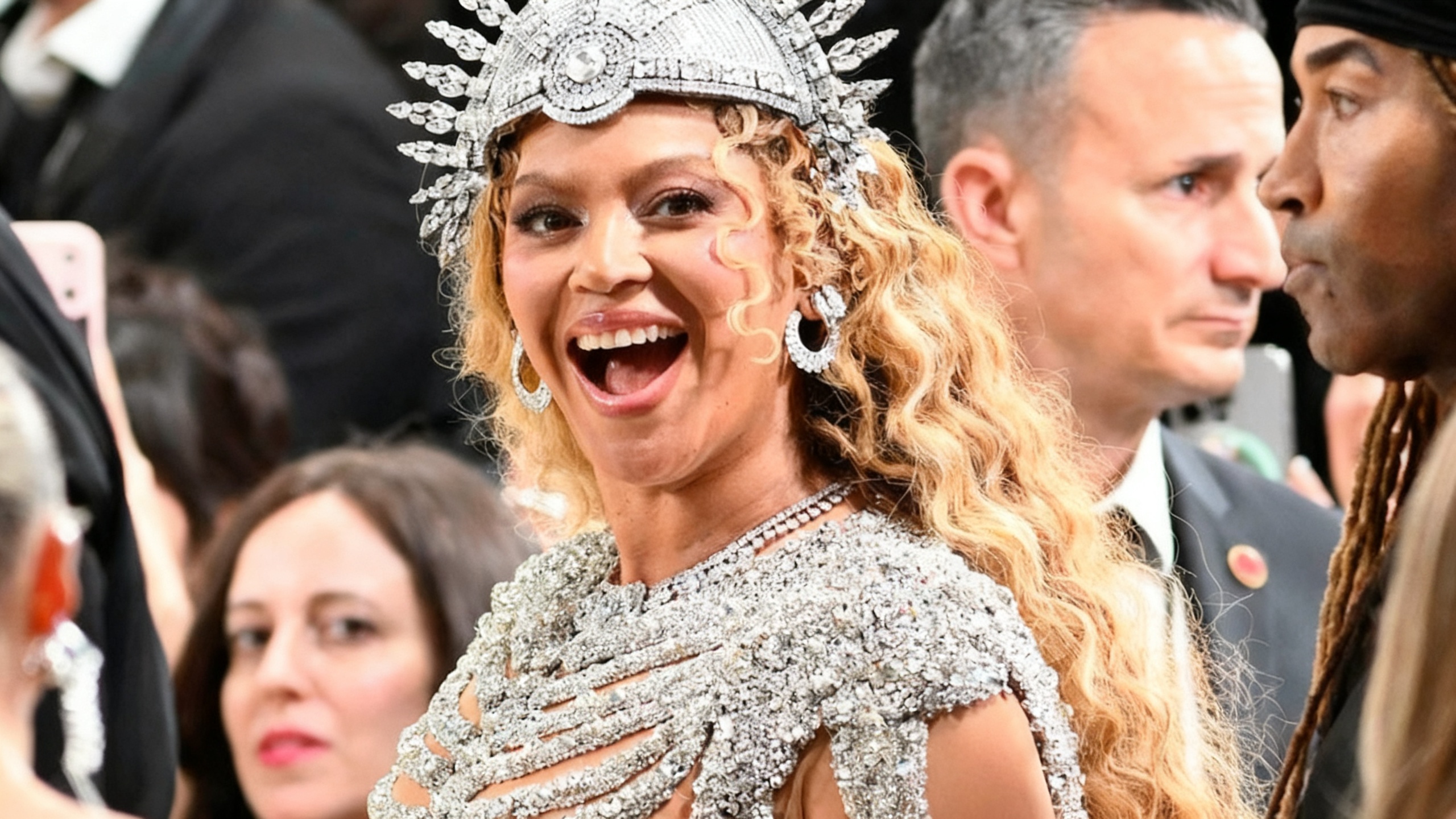 Blue Ivy дебютировала на Met Gala вместе с Beyoncé: фото семейного выхода обсуждают все RUSSPAIN