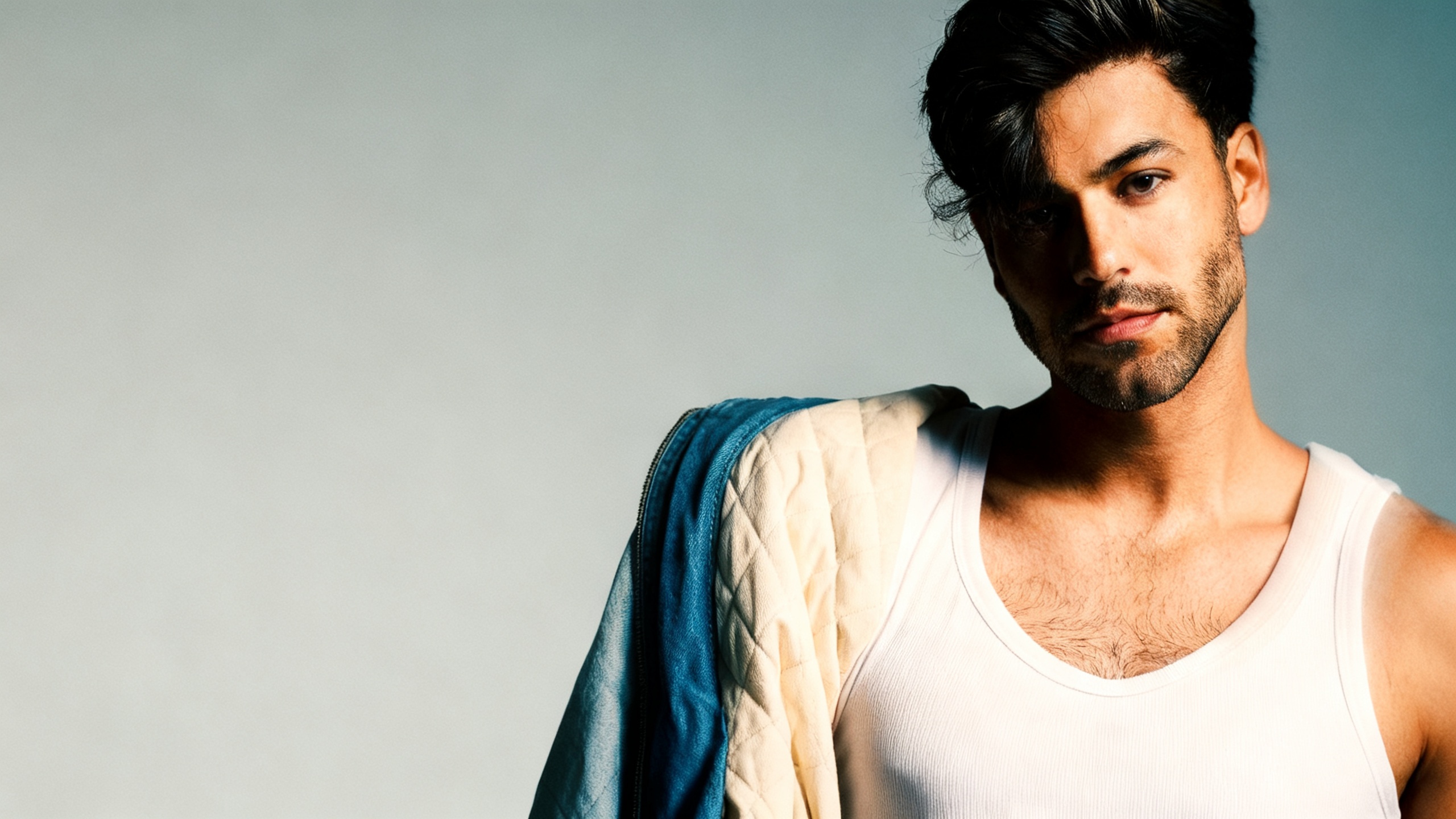 Agoney рассказал, как тайная история любви вдохновила его новый хит RUSSPAIN