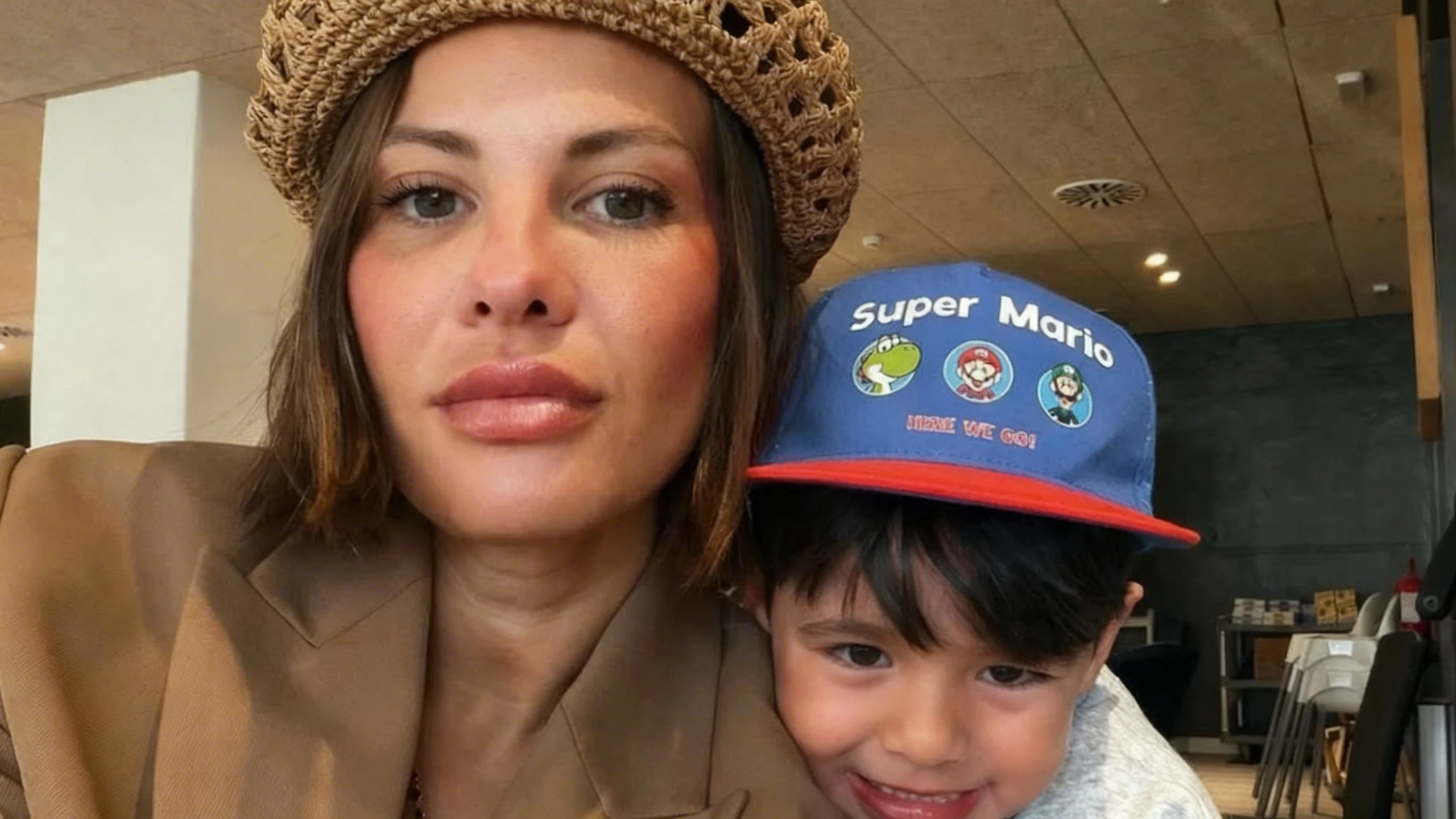 Jessica Bueno объяснила, почему решилась на поездку с тремя детьми одна RUSSPAIN