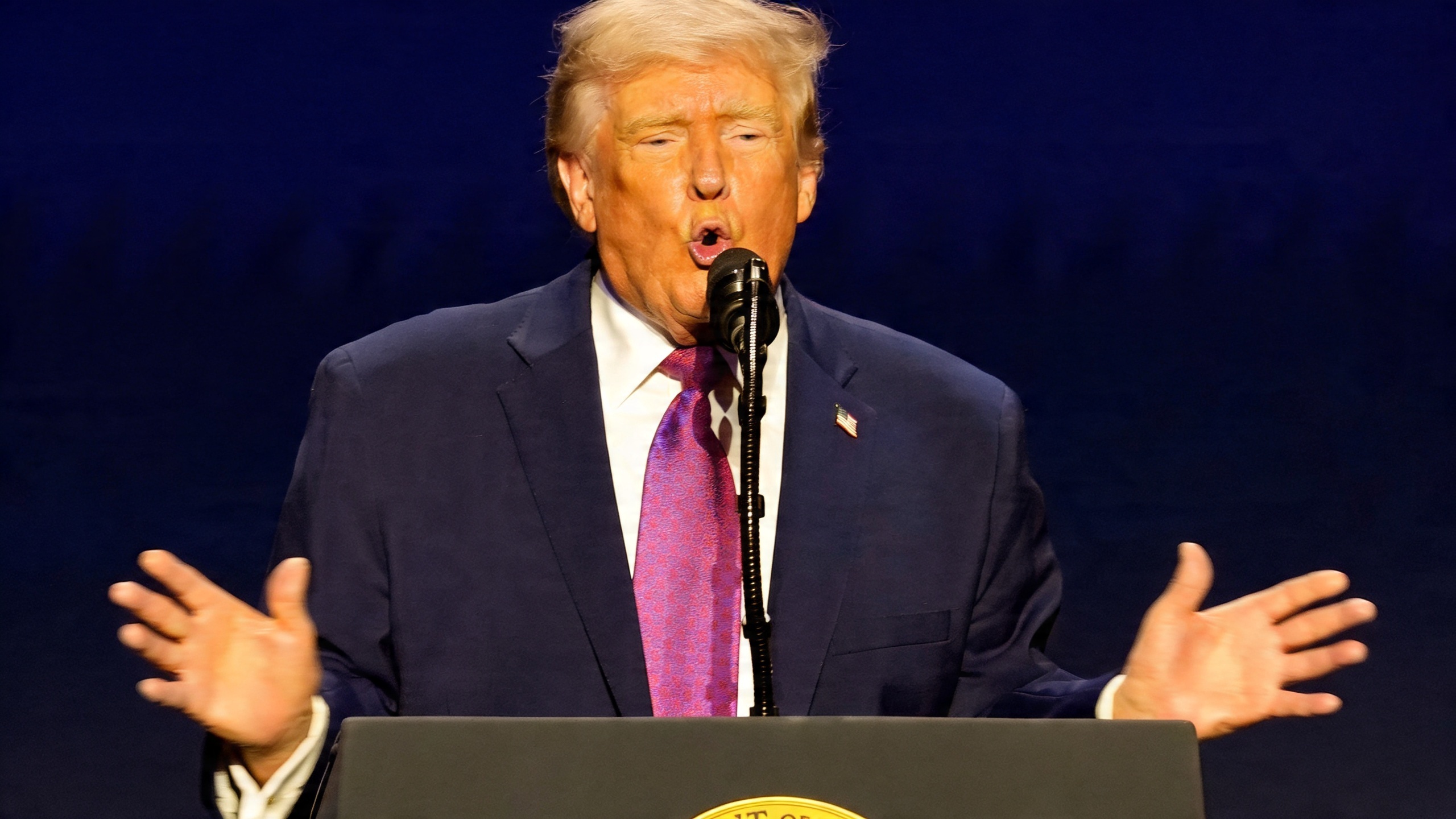 В Барселоне проходит саммит демократии на фоне заявлений Трампа RUSSPAIN