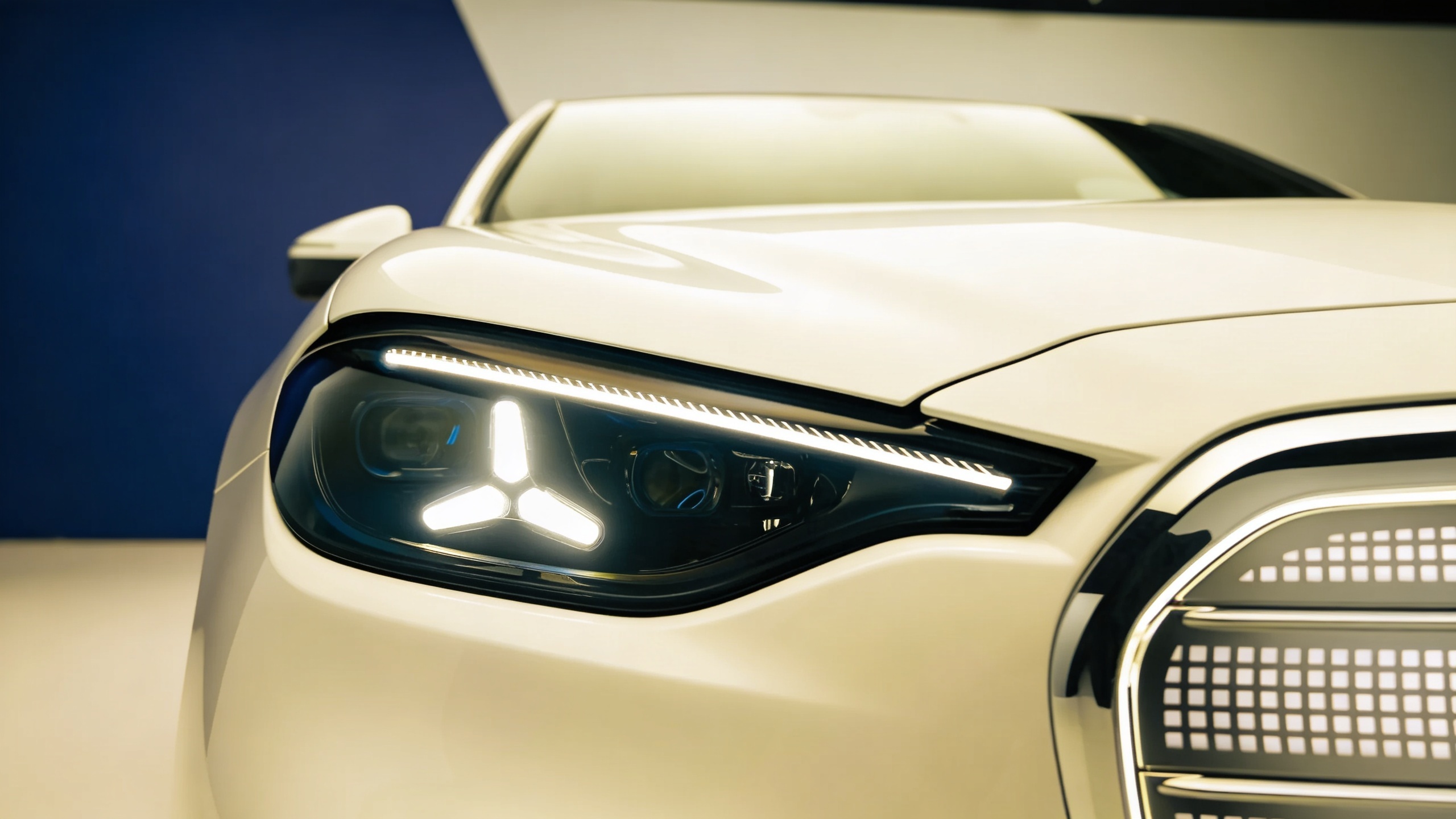 Новая решетка Mercedes Clase C 2026: 1 050 точек, скрытые сенсоры и эффектный дизайн RUSSPAIN