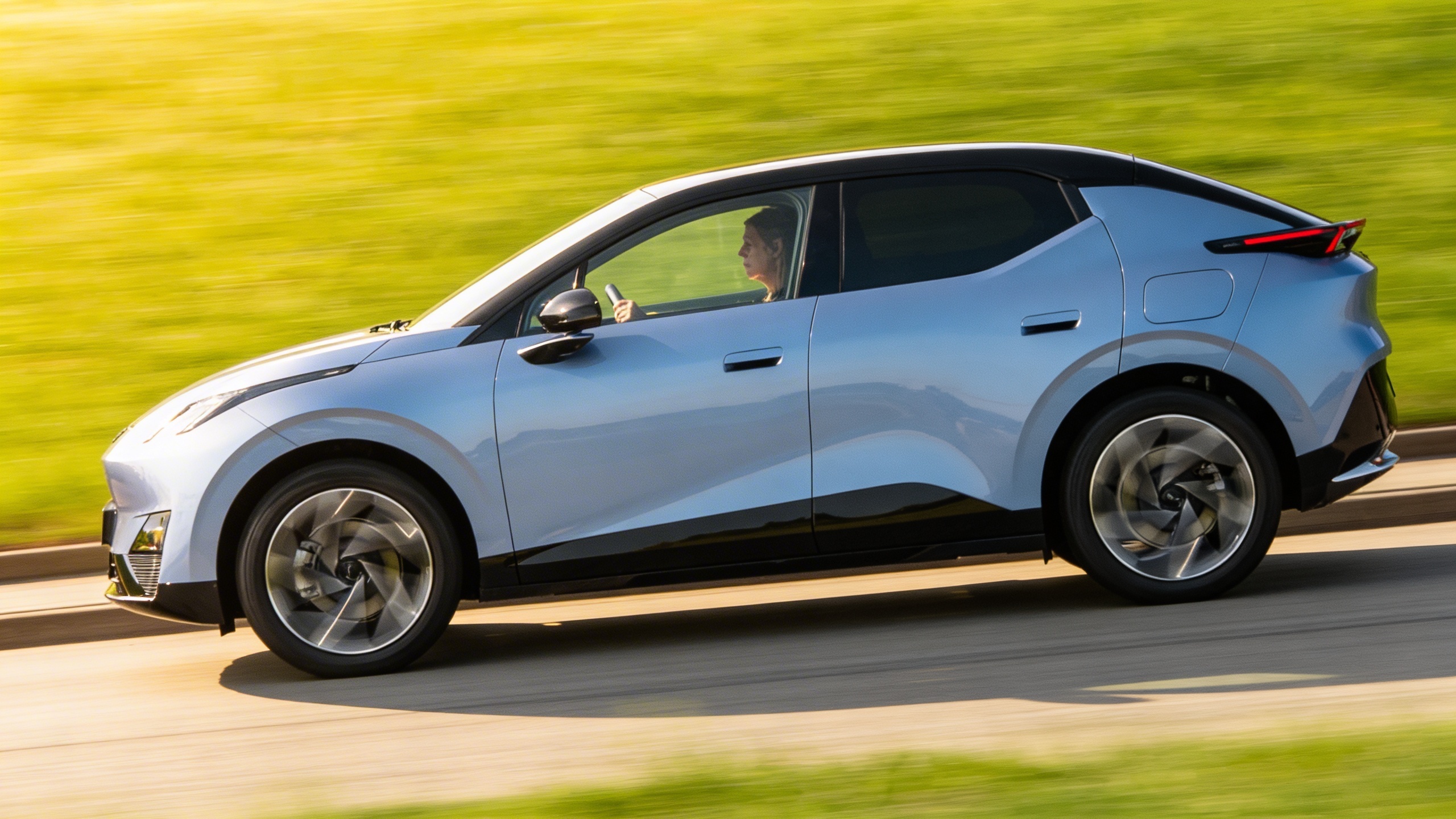 Lynk & Co 02 вышел в Европе — и теперь у привычных электрокаров есть повод для паники RUSSPAIN