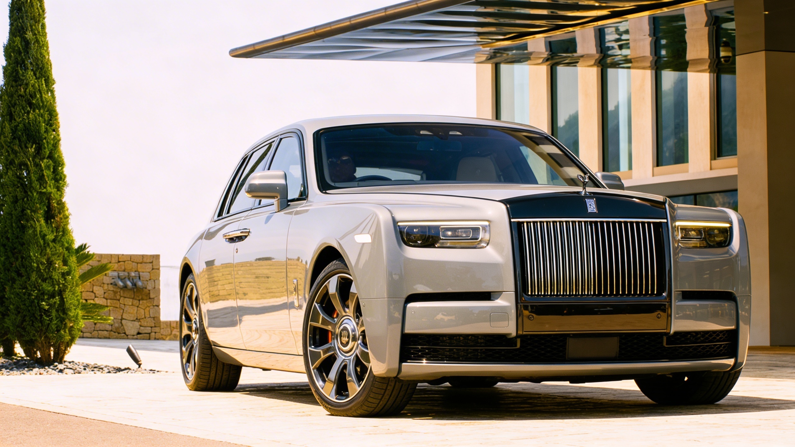 Rolls-Royce резко меняет правила игры — V12 остаётся, а электрокары уходят в тень RUSSPAIN