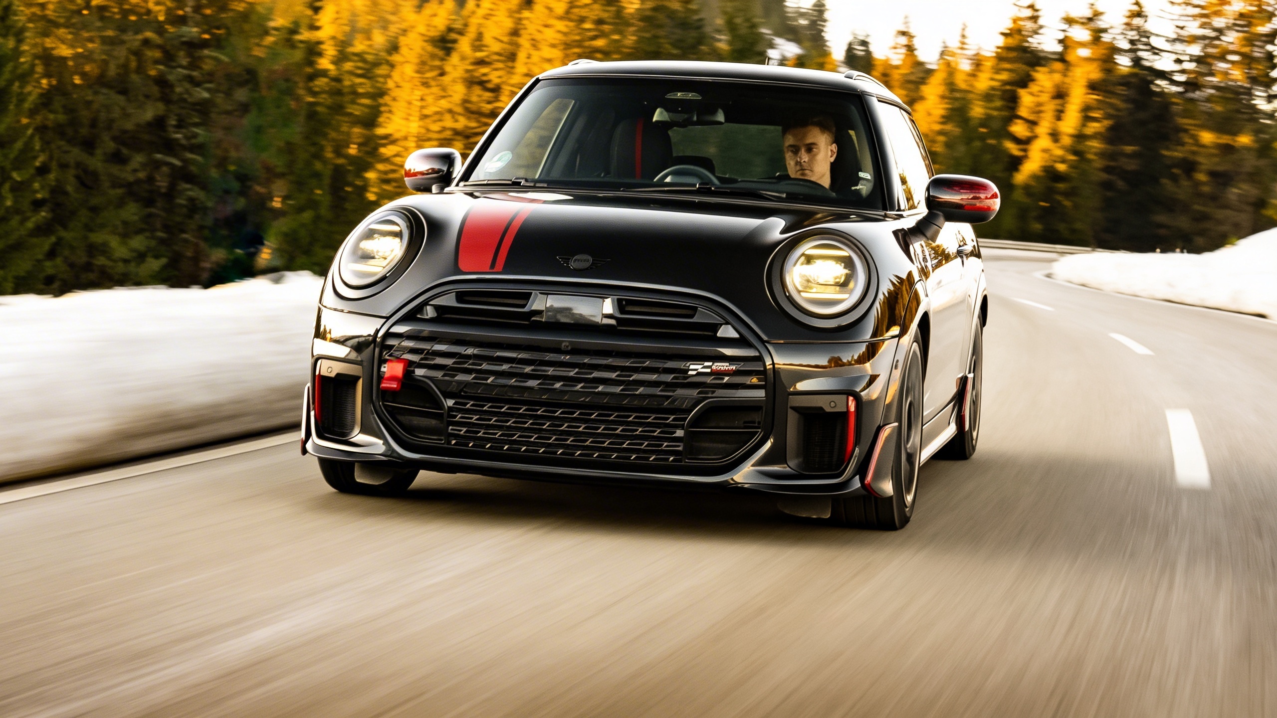 Мощный Mini JCW меняет правила для городских авто в Испании RUSSPAIN