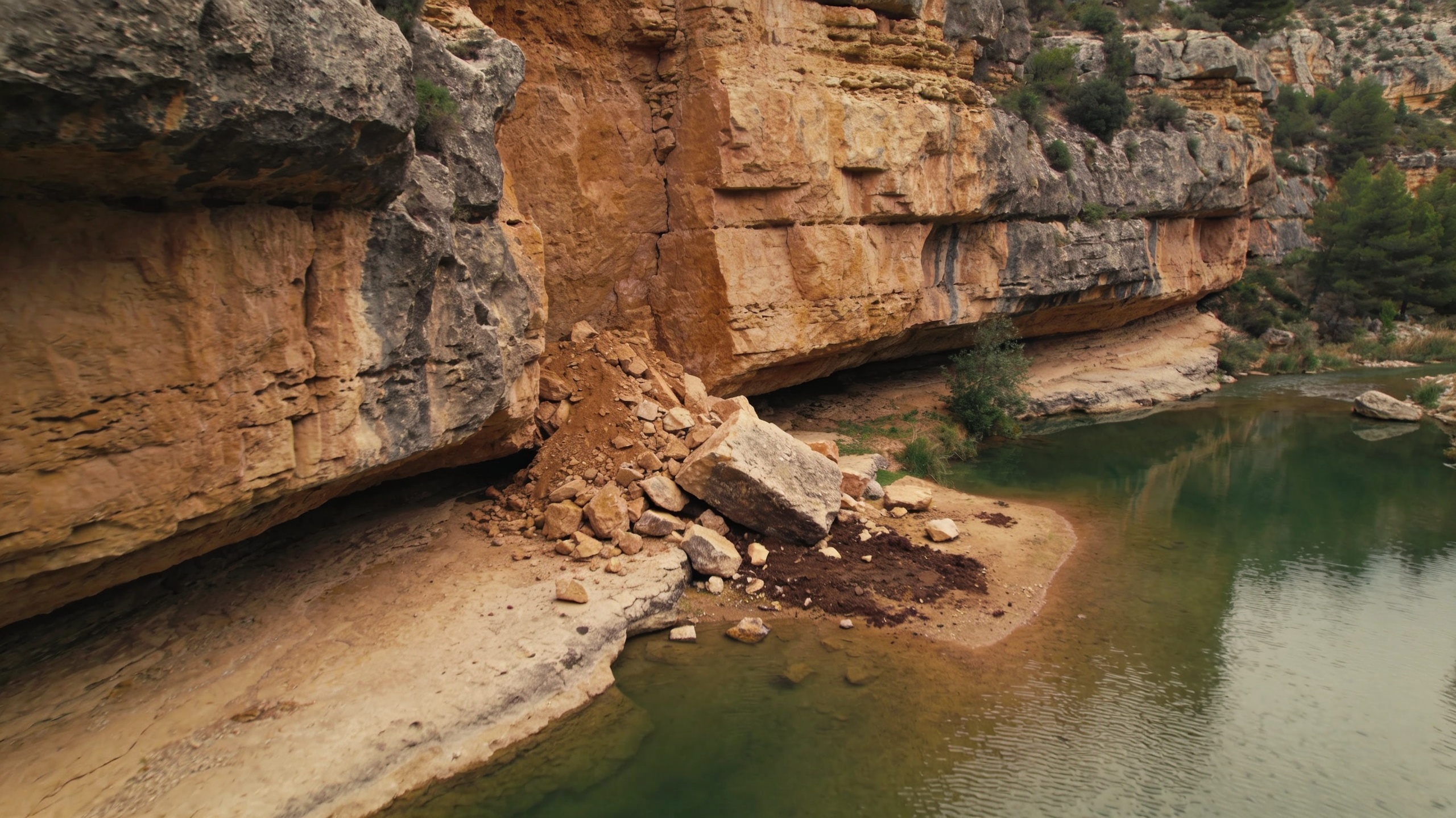 Девочка погибла из-за обрушения скал в зоне отдыха La Fontcalda RUSSPAIN